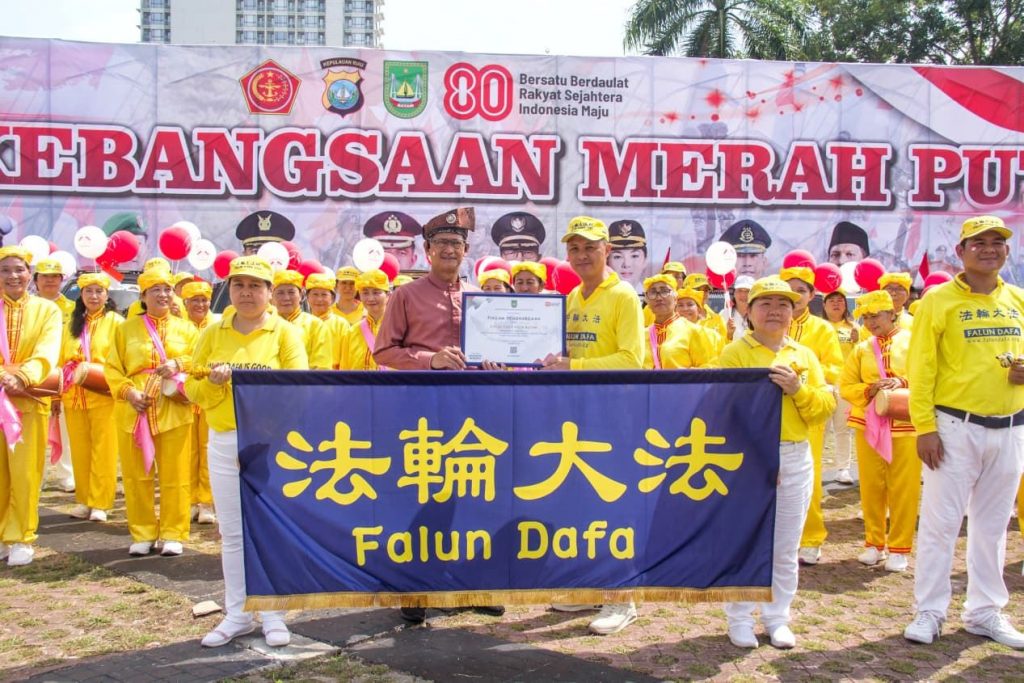 Ketua Jabatan Belia dan Sukan Bandaraya Batam, Zulkarnain, telah menyampaikan surat penghargaan kepada Persatuan Falun Dafa.